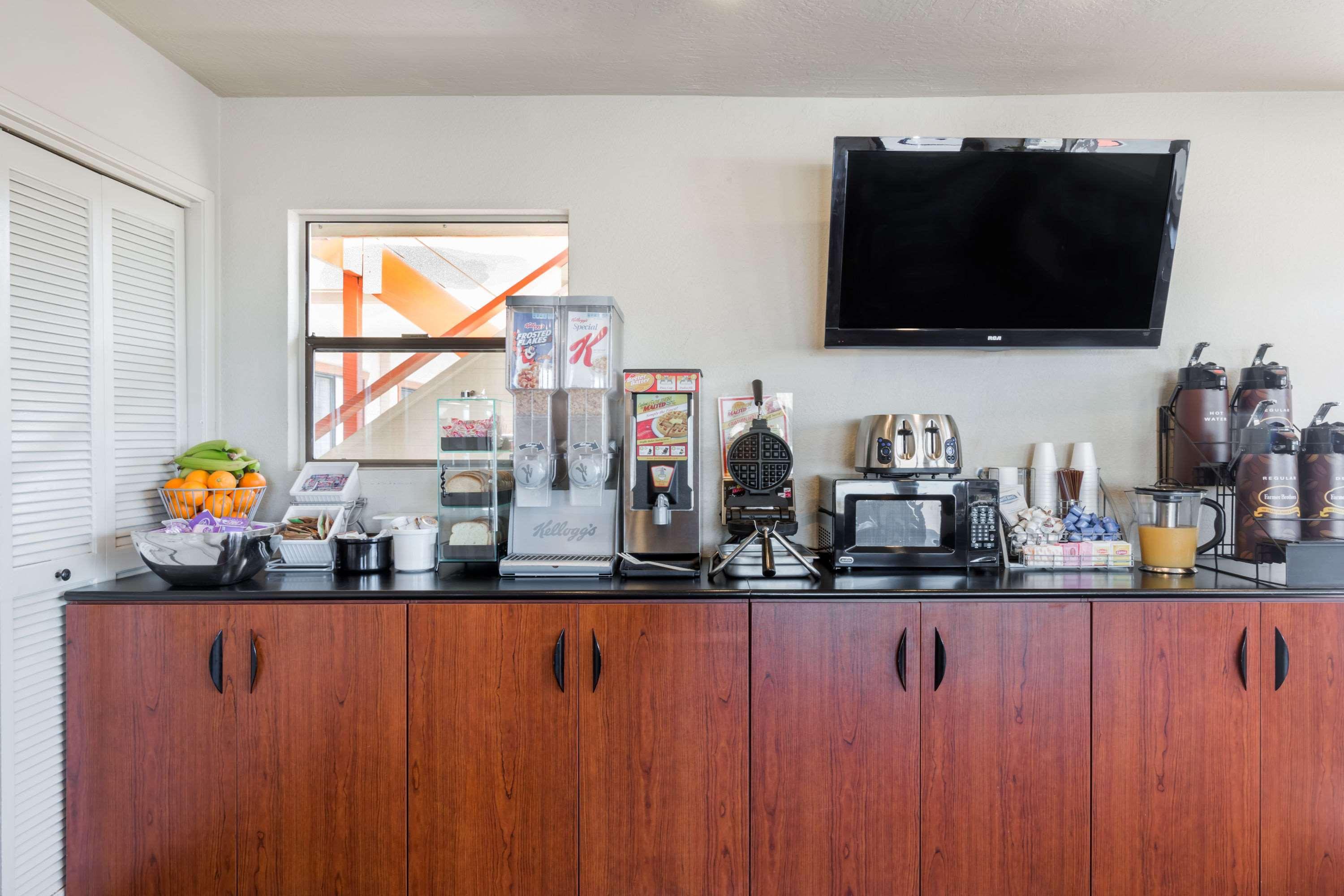 ซูเปอร์ 8 บาย วินด์แฮม ฟอร์ต บรากก์ Motel ฟอร์ตแบรก ภายนอก รูปภาพ
